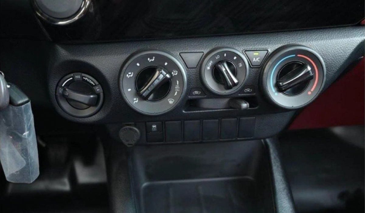 Toyota Hilux GLX Toyota Hilux Single Cab 2.4L Manual-12-0