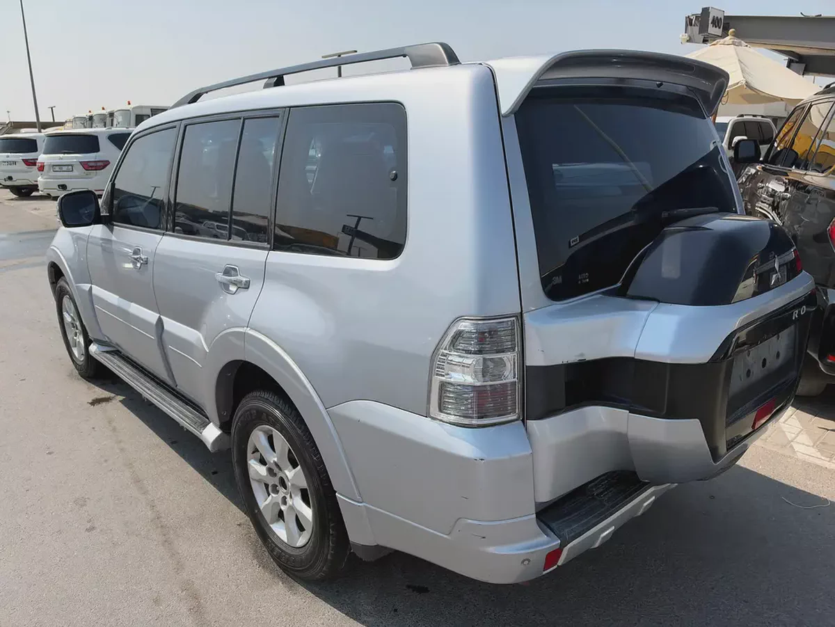 Mitsubishi Pajero 2015  fullopshin GCC Specs Well Maintained-4-4