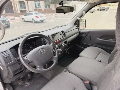 Toyota Hiace GL 2.7L 3 Seater Manual 2023 Model GCC Specs With Service History In Perfect Condition-9