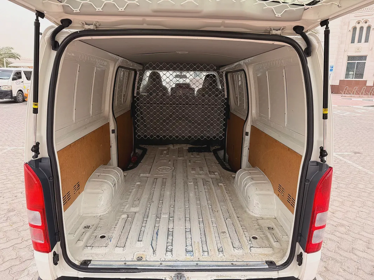 Toyota Hiace GL 2.7L 3 Seater Manual 2023 Model GCC Specs With Service History In Perfect Condition