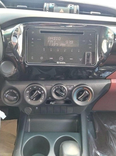 Toyota Hilux Toyota Hilux 2.7L Petrol Automatic Mid Option 2025-7