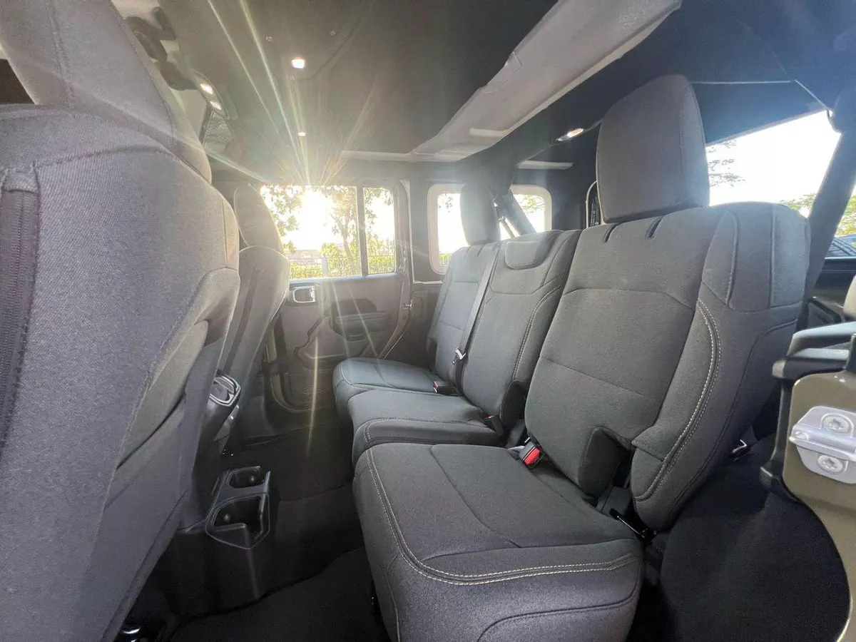 Jeep Wrangler Unlimited SPORT 2.0L A/T-8-0