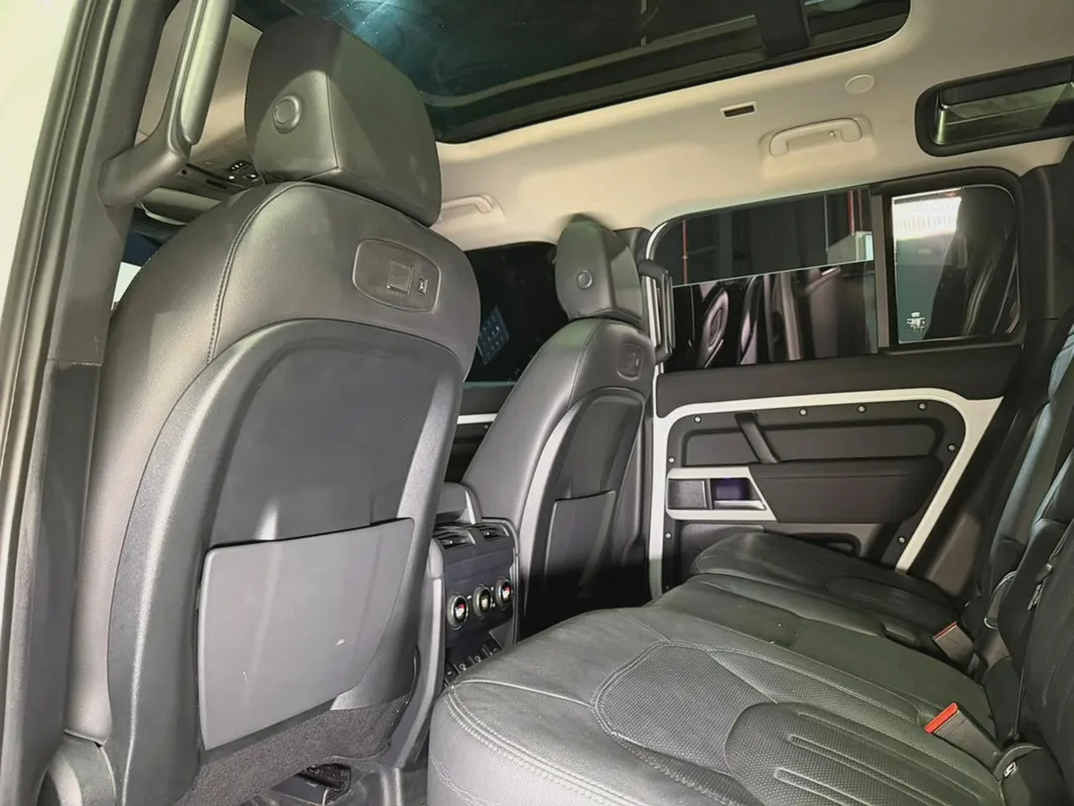 2022 Land Rover Defender 110 HSE | GCC Specs | Low Mileage-13-13