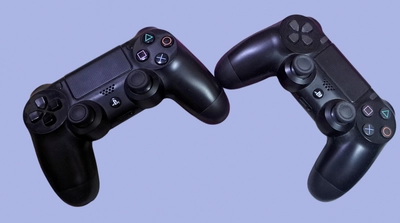 PS4 CONSOLE WITH CONTROLLERS AND CDS-1