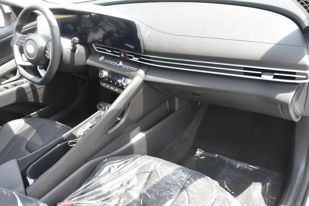 HYUNDAI ELANTRA LUXURY 2025 | WHITE LIKE-10-10