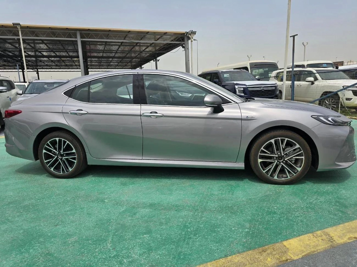 Toyota Camry GLE 2.5L Hybrid-4-4