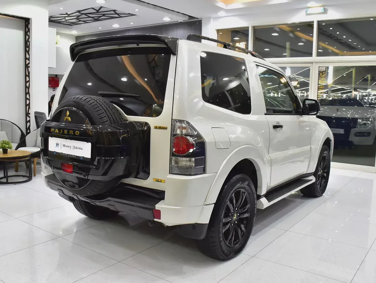 EXCELLENT DEAL for our Mitsubishi Pajero 3.8L GLS 3 Doors ( 2018 Model ) in White Color GCC Specs-5-5