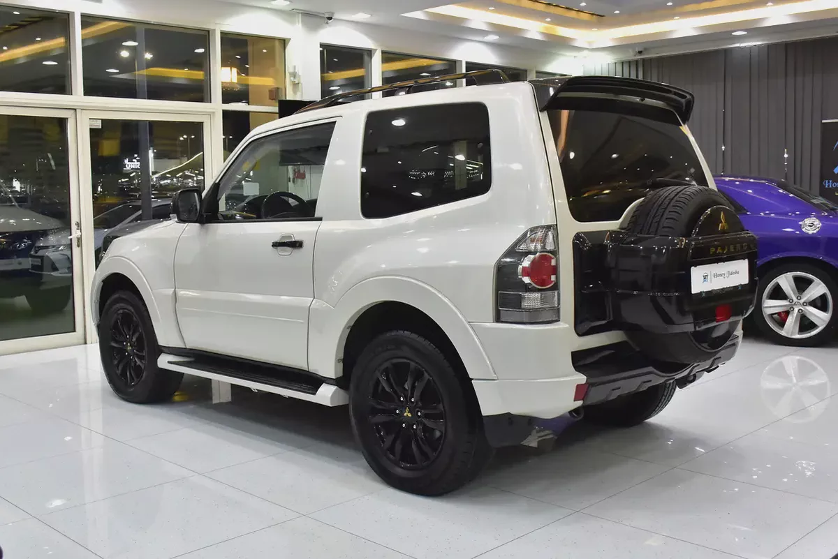 EXCELLENT DEAL for our Mitsubishi Pajero 3.8L GLS 3 Doors ( 2018 Model ) in White Color GCC Specs-6-6