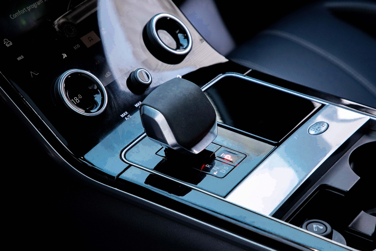2,742 P.M |  Range Rover Velar R-Dynamic | 0% Downpayment | LR Warranty til Feb 2027!-9-9