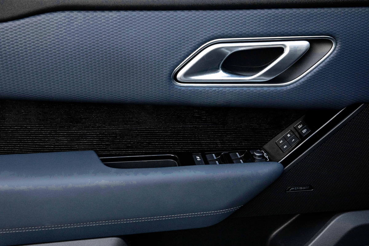 2,742 P.M |  Range Rover Velar R-Dynamic | 0% Downpayment | LR Warranty til Feb 2027!-12-12
