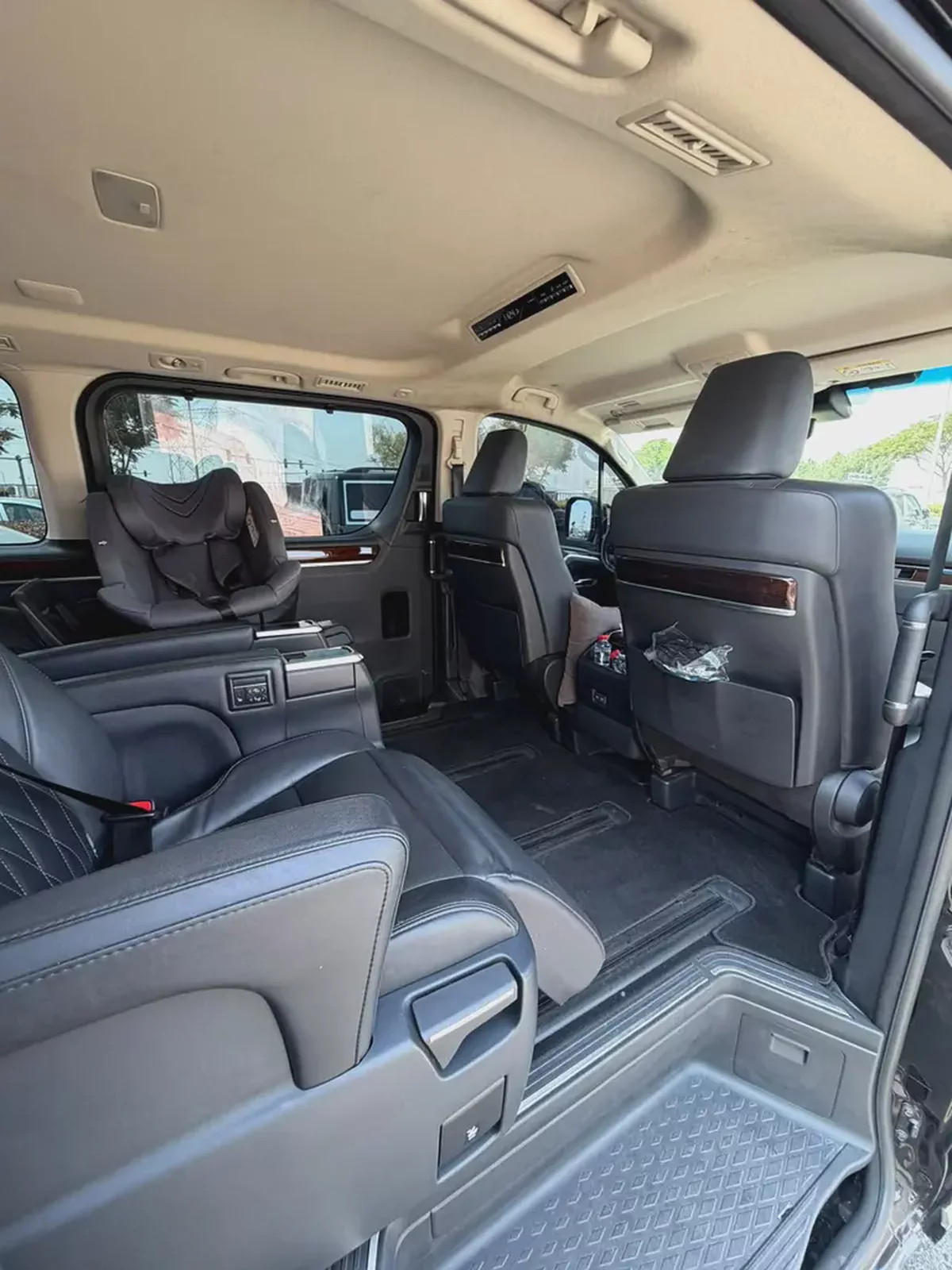 Toyota Granvia 2024 Premium GCC Specs with 130,096 Km  Driven-13-13