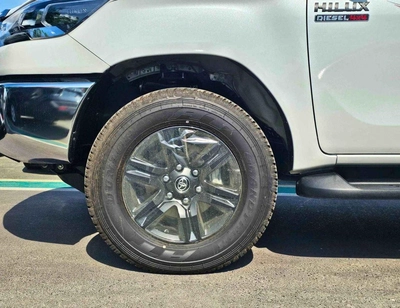 Toyota Hilux SR5 / 2.4L DIESEL A/T / BLIND SPOT / DIFF LOCK / FR&RR CHROME BUMPERS / (CODE # HDFAA)-13