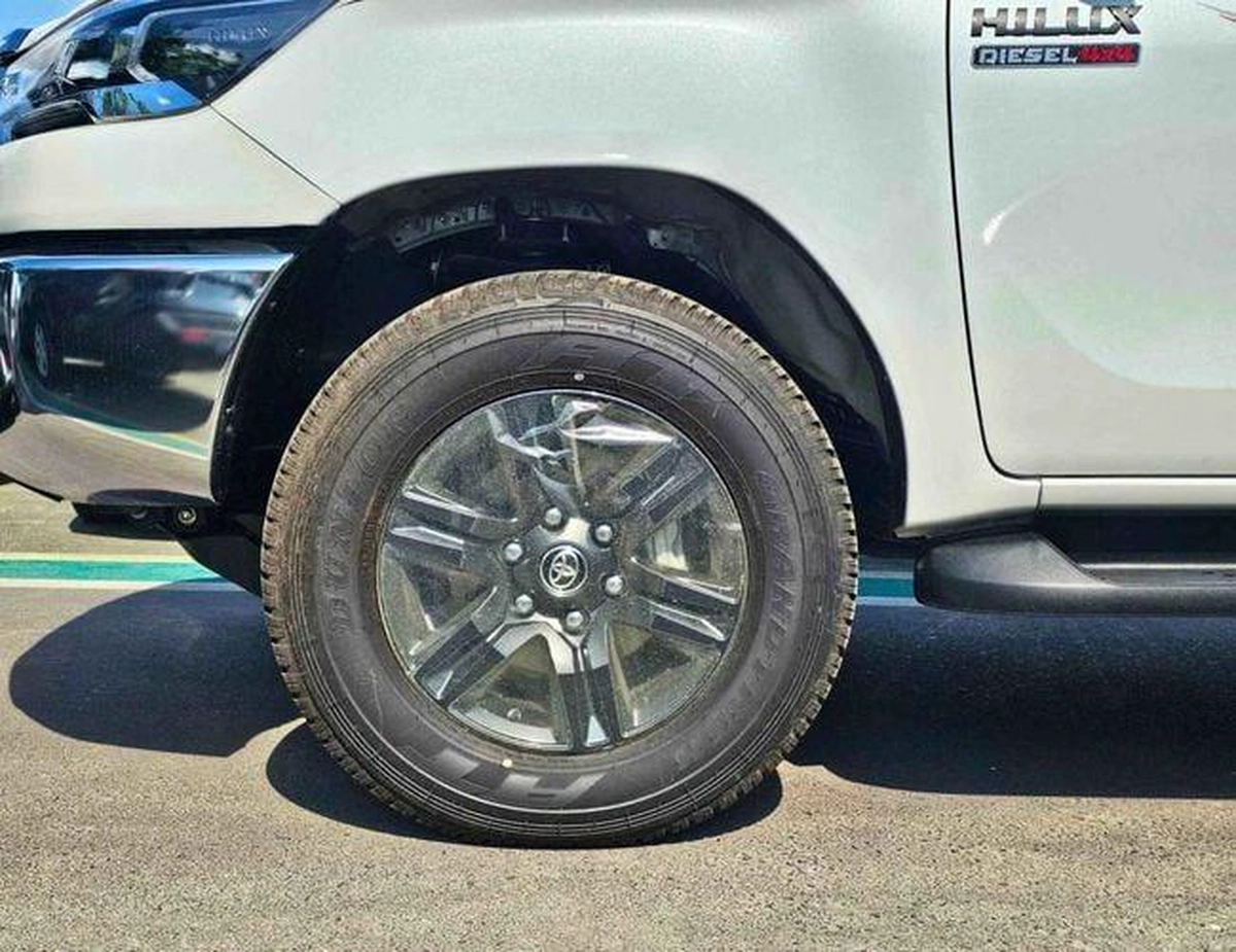 Toyota Hilux SR5 / 2.4L DIESEL A/T / BLIND SPOT / DIFF LOCK / FR&RR CHROME BUMPERS / (CODE # HDFAA)-1-1