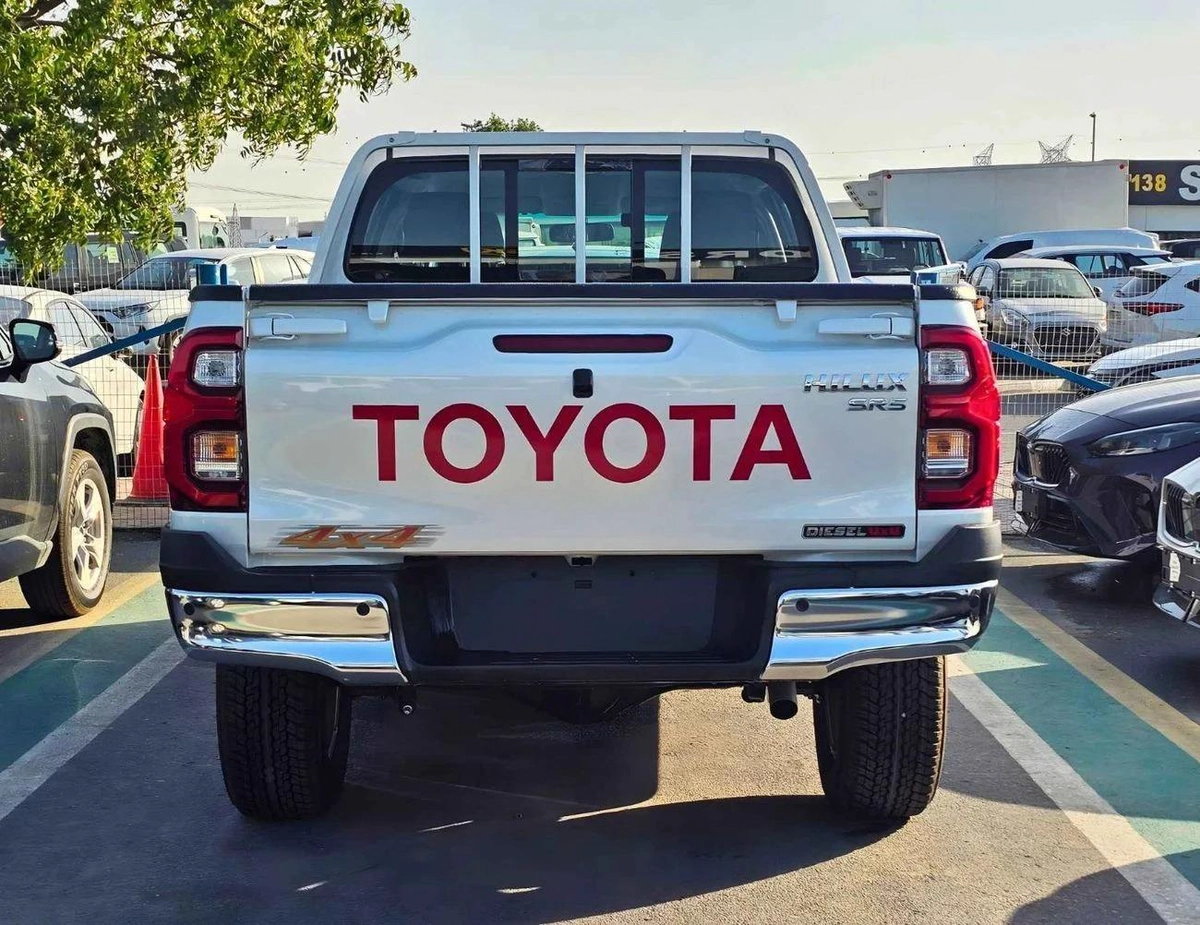 Toyota Hilux SR5 / 2.4L DIESEL A/T / BLIND SPOT / DIFF LOCK / FR&RR CHROME BUMPERS / (CODE # HDFAA)-12-12