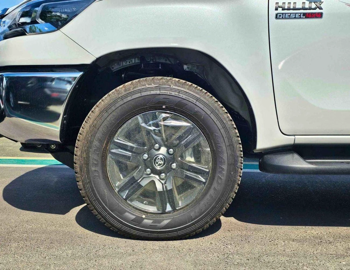 Toyota Hilux SR5 / 2.4L DIESEL A/T / BLIND SPOT / DIFF LOCK / FR&RR CHROME BUMPERS / (CODE # HDFAA)-13-13
