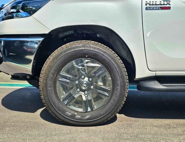 Toyota Hilux SR5 / 2.4L DIESEL A/T / BLIND SPOT / DIFF LOCK / FR&RR CHROME BUMPERS / (CODE # HDFAA)
