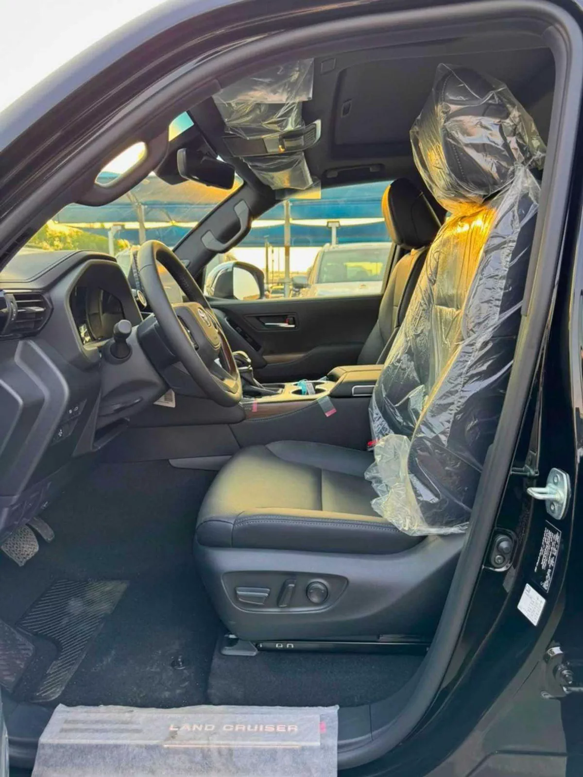 Toyota Land Cruiser VX || 4.0L PETROL V6 / RADAR / BIG DVD / REAR ENTERTAINMENT SCREEN / COOL BOX / FULL OPTION (CODE#VX-11-0