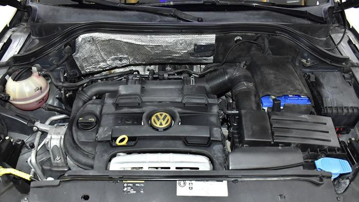 Volkswagen Tiguan R-Line ( 2016 Model ) in Beige Color GCC Specs