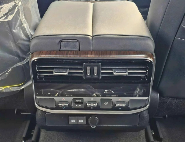 Toyota Land Cruiser VX  /BIG DVD/JBL SPEAKERS / REAR ENTERTAINMENT DVD /MID OPTION (CODE#VX4MA)