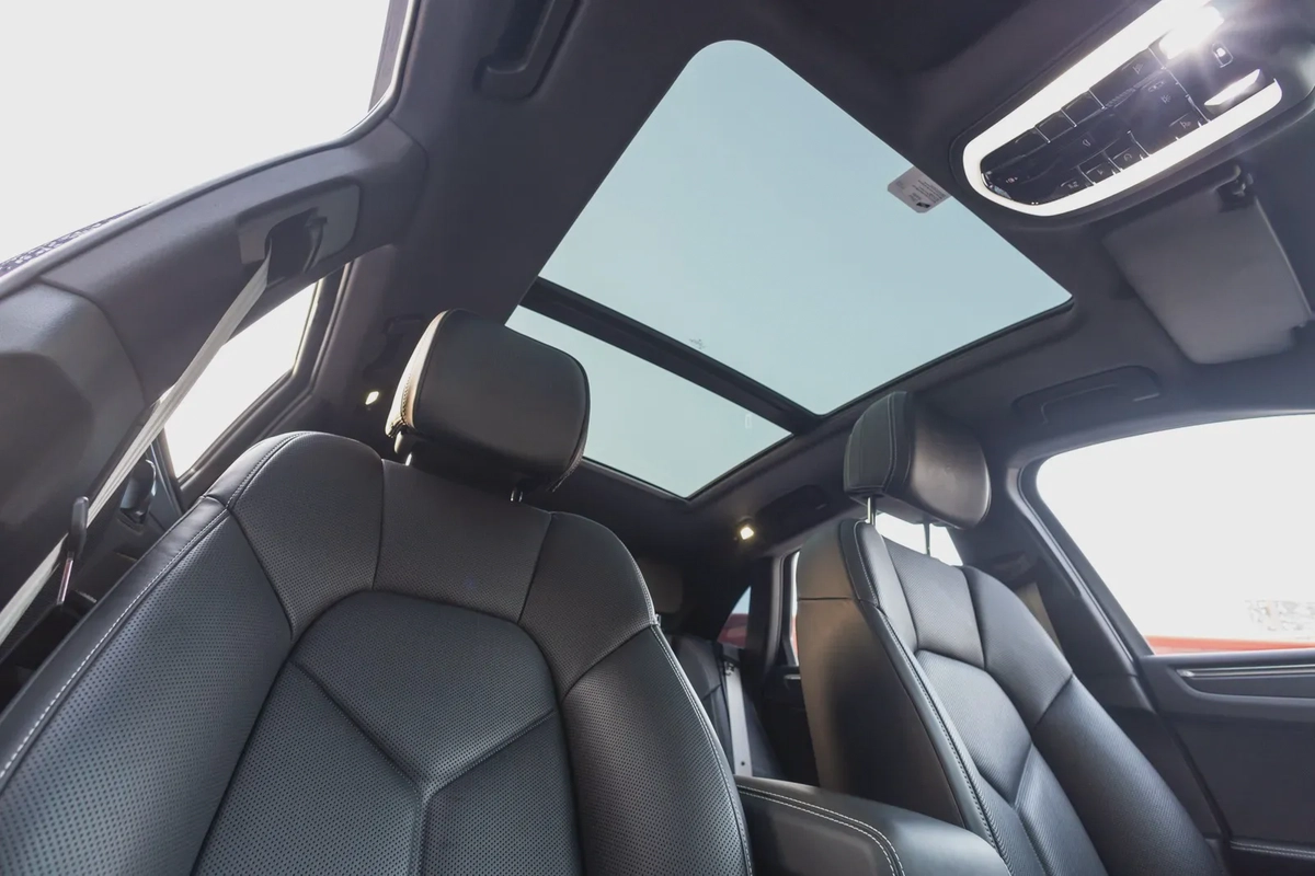 Porsche Macan 2024-12-12