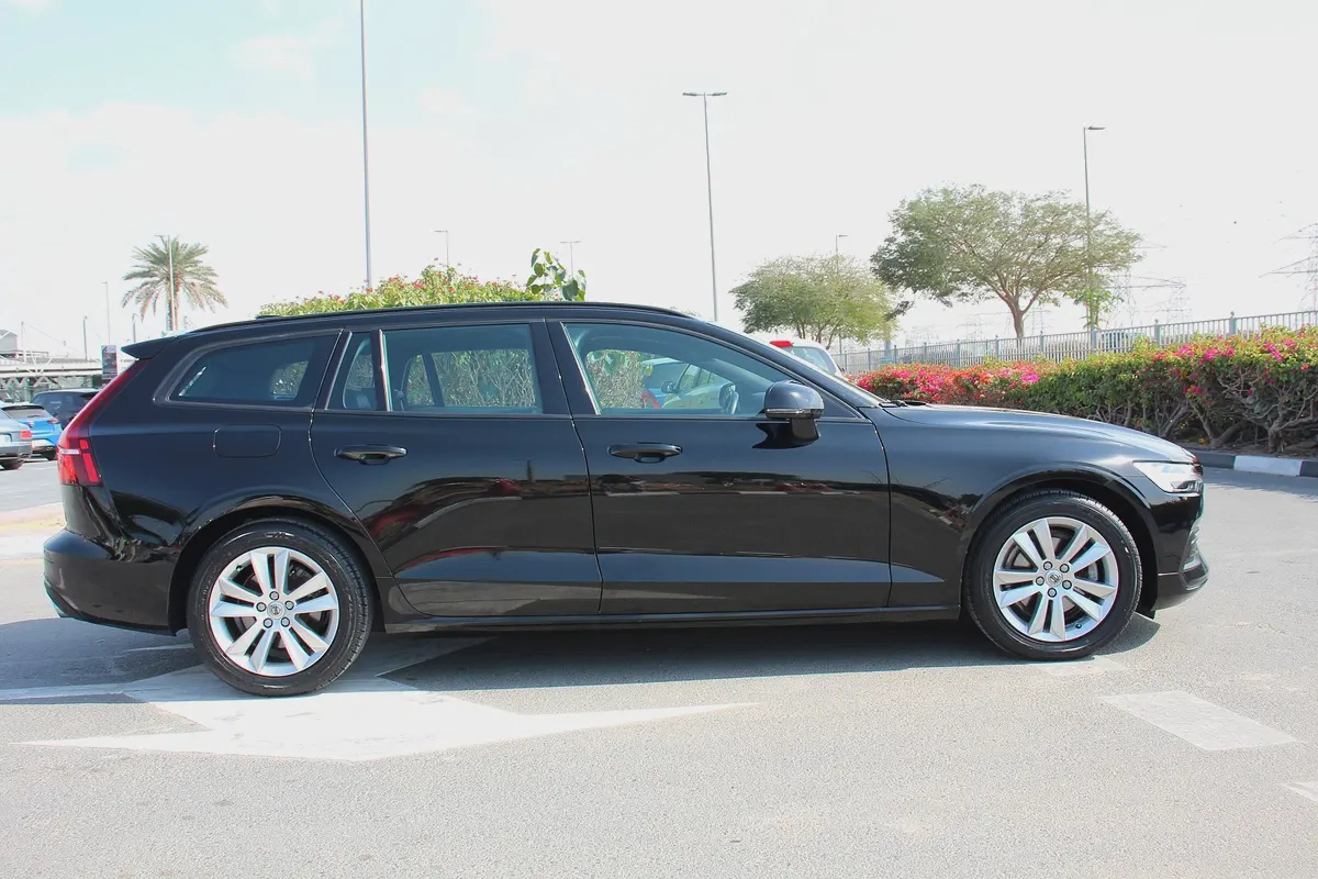 Volvo V60 (wagon) 2021 GCC! Full-service history! Perfect condition!-1-1