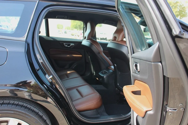 Volvo V60 (wagon) 2021 GCC! Full-service history! Perfect condition!