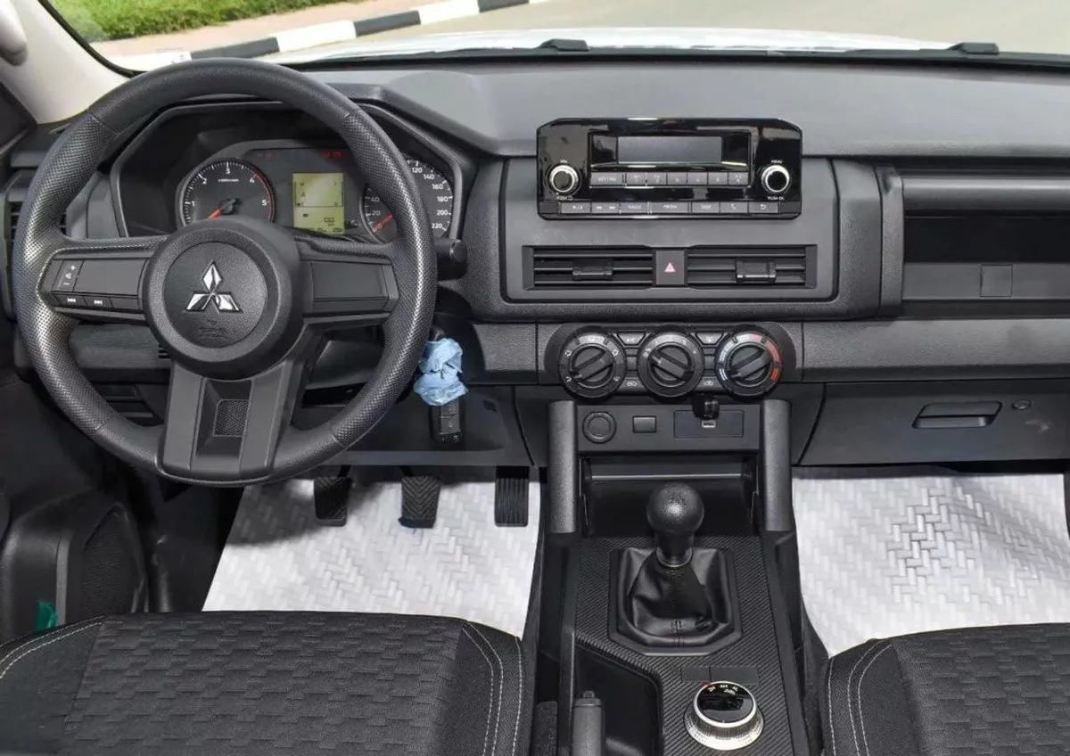 Mitsubishi L200 GLS Mitsubishi L200 / Triton GLX 4WD 2.4L Diesel MT High Line-6-0