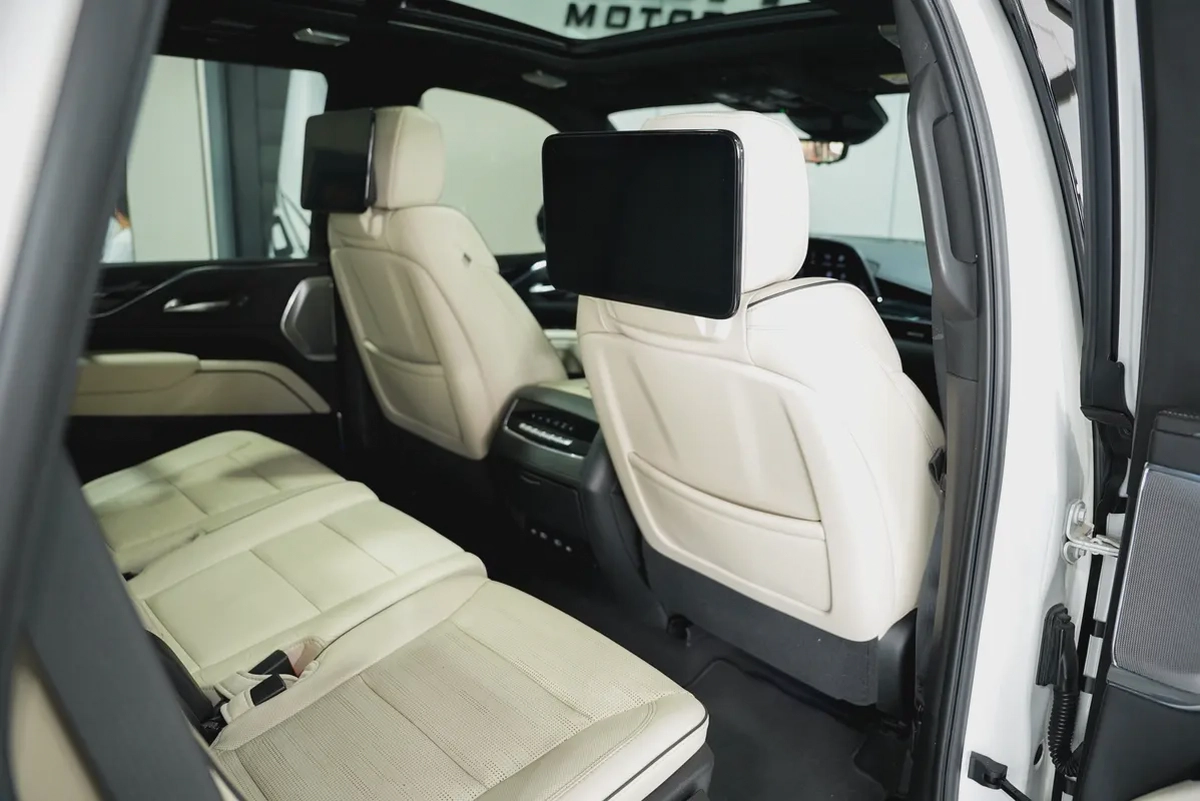 2021 Cadillac Escalade Platinum Luxury | GCC Specs | Low Mileage-13-13