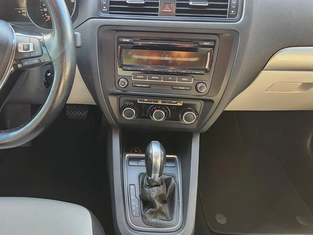 Volkswagen Jetta S V4 2.0L 2015 Model GCC Specs With Partial Service History In Perfect Condition-15-15
