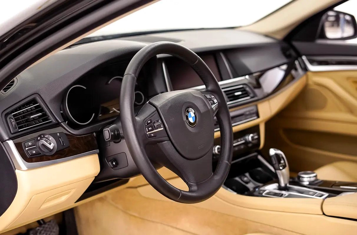 AED 859 PM | BMW 520i EXCLUSIVE 2015 | SINGLE OWNER | PRISTINE CONDITION | 1 YEAR WARRANTY | GCC-19-19