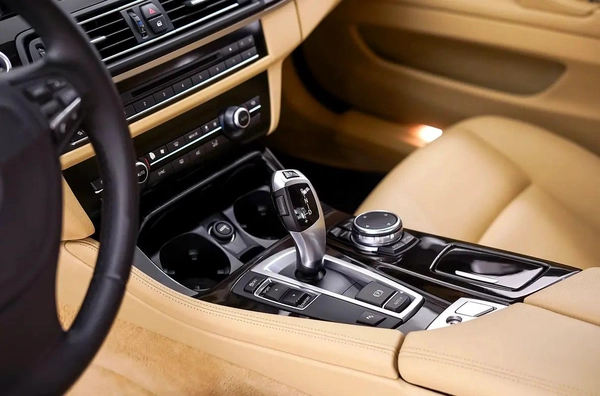 AED 859 PM | BMW 520i EXCLUSIVE 2015 | SINGLE OWNER | PRISTINE CONDITION | 1 YEAR WARRANTY | GCC
