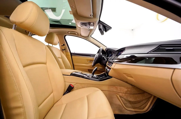 AED 859 PM | BMW 520i EXCLUSIVE 2015 | SINGLE OWNER | PRISTINE CONDITION | 1 YEAR WARRANTY | GCC