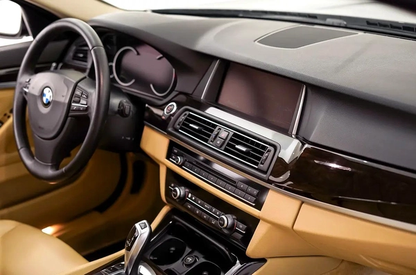 AED 859 PM | BMW 520i EXCLUSIVE 2015 | SINGLE OWNER | PRISTINE CONDITION | 1 YEAR WARRANTY | GCC