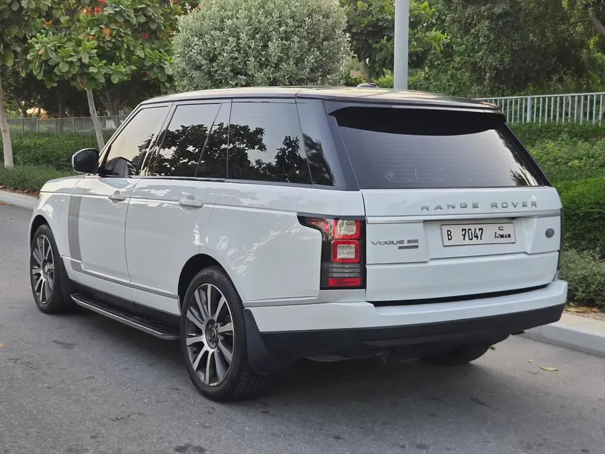 Pristine 2014 Land Rover Range Rover Vogue | GCC Specs | Low Mileage-3-3