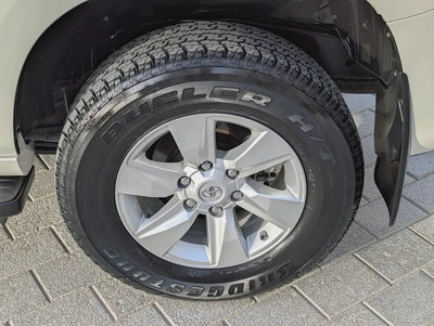 Toyota Prado 2023 V4 2.7L GCC Specs - Immaculate Condition-7