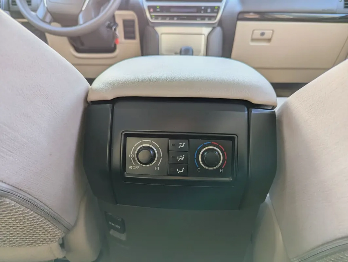 Toyota Prado 2023 V4 2.7L GCC Specs - Immaculate Condition