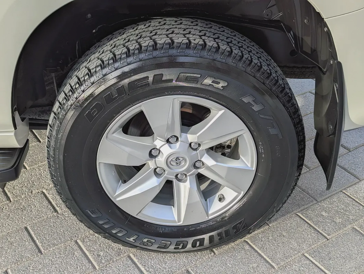 Toyota Prado 2023 V4 2.7L GCC Specs - Immaculate Condition
