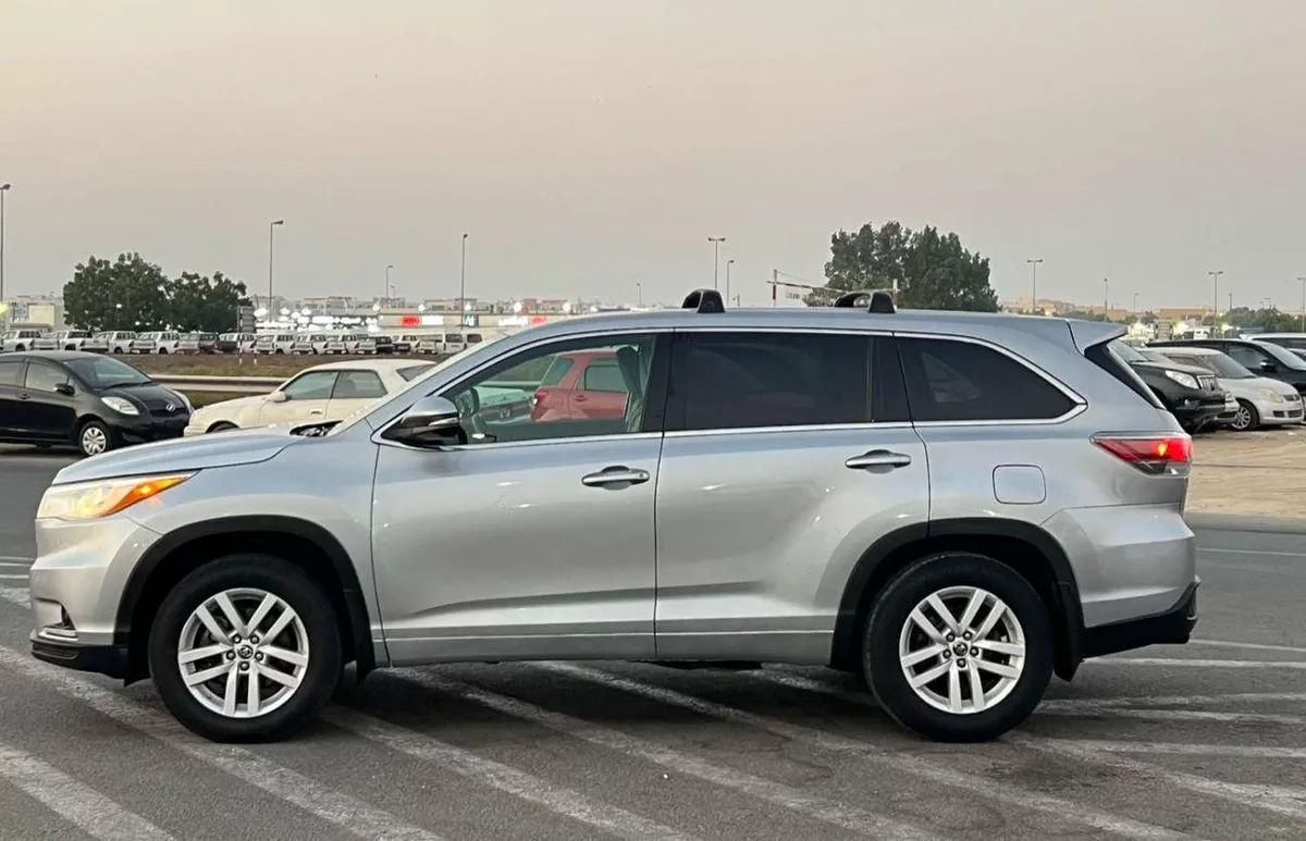 Toyota Highlander LE 2016 Toyota Highlander MidOption -3.5L - V6 - Rear  Camera - AWD 4x4 - Leather Seat -  7 seater-3-0