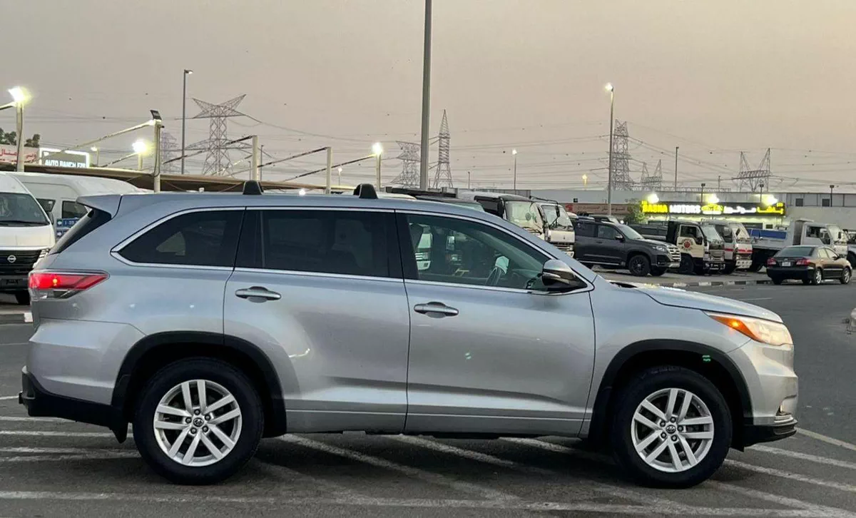 Toyota Highlander LE 2016 Toyota Highlander MidOption -3.5L - V6 - Rear  Camera - AWD 4x4 - Leather Seat -  7 seater-4-0