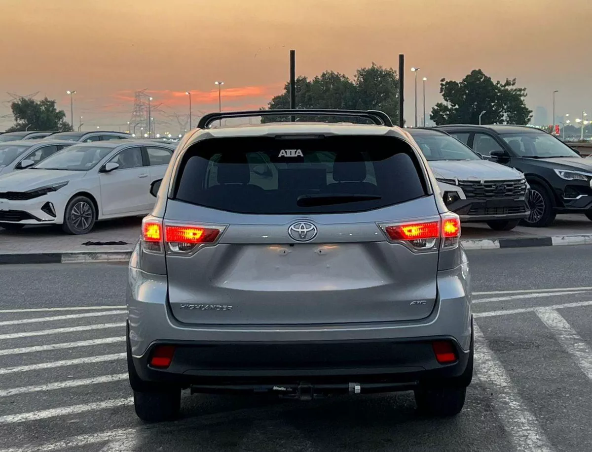 Toyota Highlander LE 2016 Toyota Highlander MidOption -3.5L - V6 - Rear  Camera - AWD 4x4 - Leather Seat -  7 seater-7-0