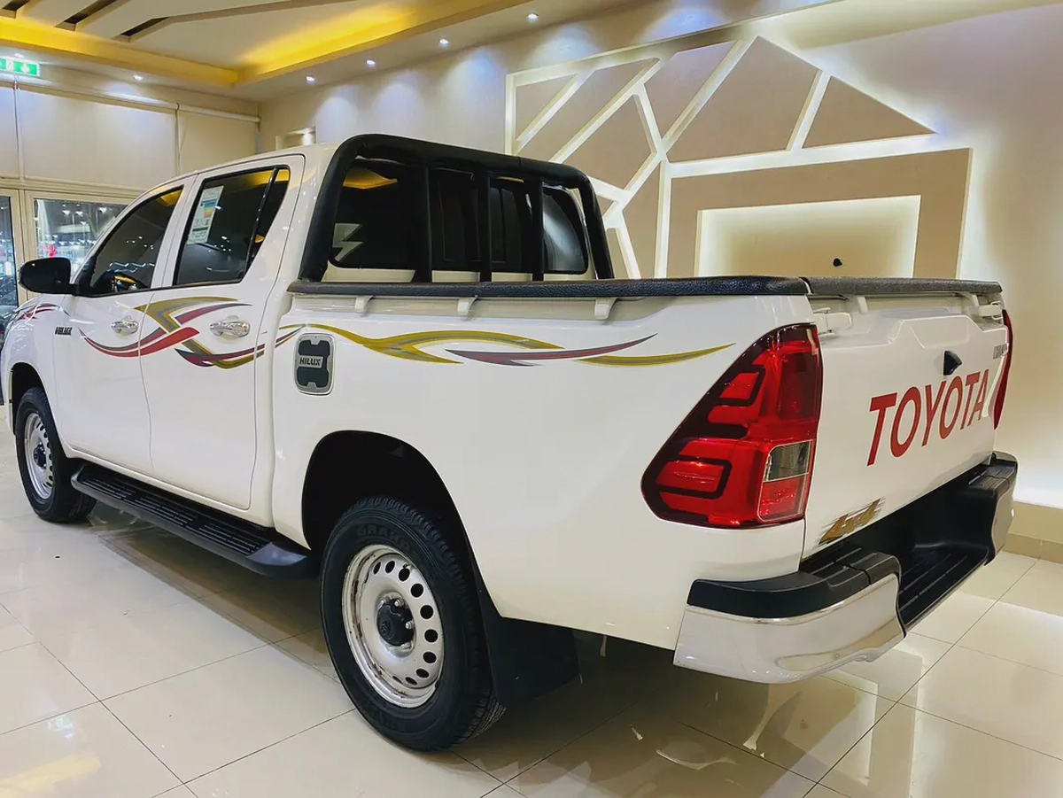 Toyota Hilux Double Cab DLX 2.4 L GCC Diesel 6-9-9