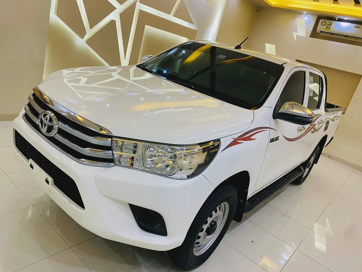 Toyota Hilux Double Cab DLX 2.4 L GCC Diesel 6-4-4