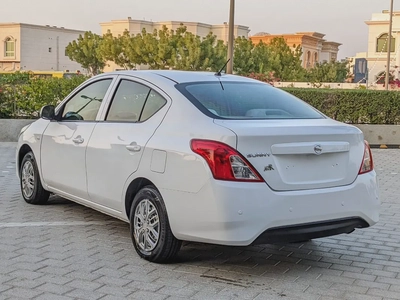 Nissan Sunny 2018 GCC Immaculate Condition Low KM Family Sedan 4 Cylinder Fully Automatic-18