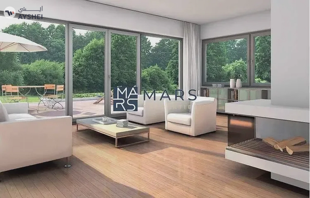 Three-bedroom apartment with a living room in Roof Home