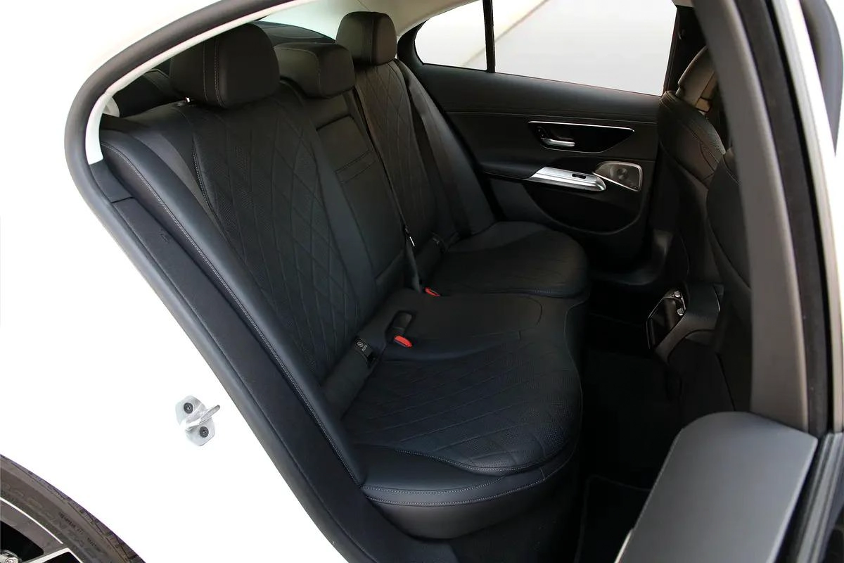 MERCEDES BENZ E 350 4MATIC - 2024 - FULLY LOADED - AMAZING CONDITION-4-4