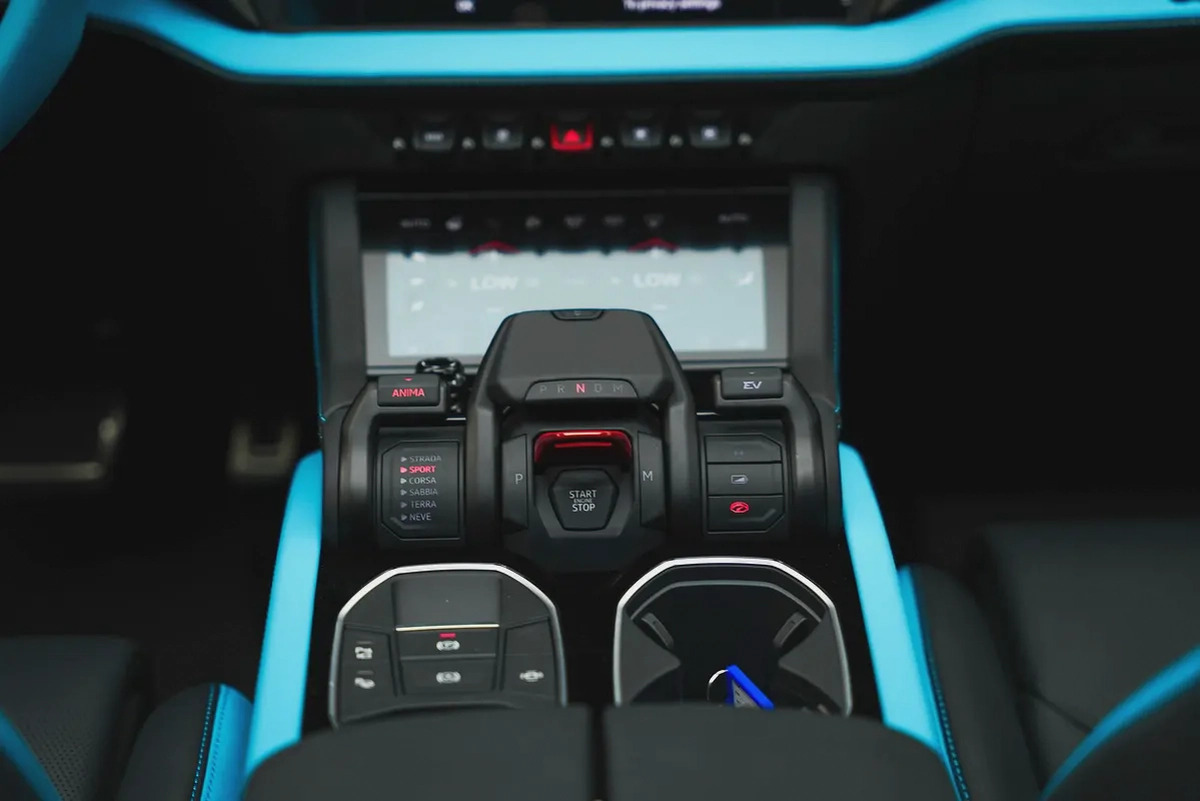 2025 LAMBORGHINI URUS SE-11-11