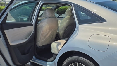 Nissan N6 180 Max (Silver White)-12