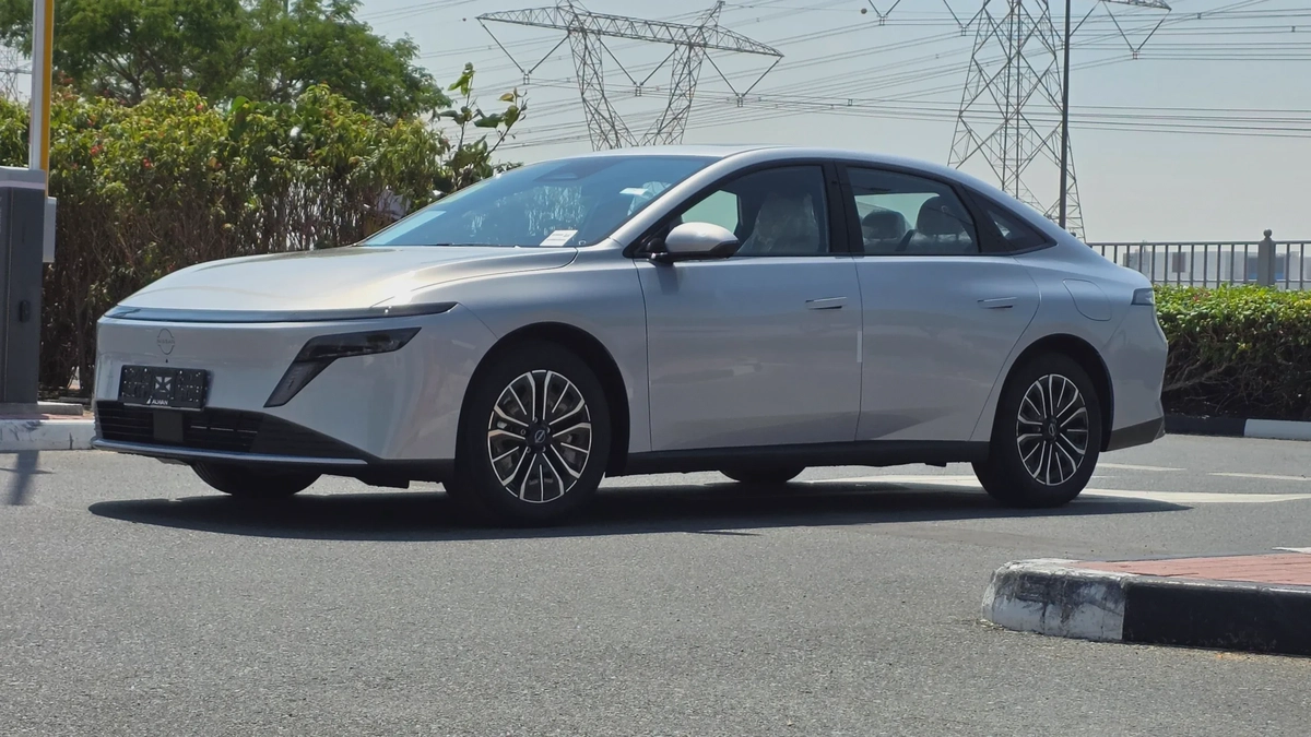 Nissan N6 180 Max (Silver White)-3-3