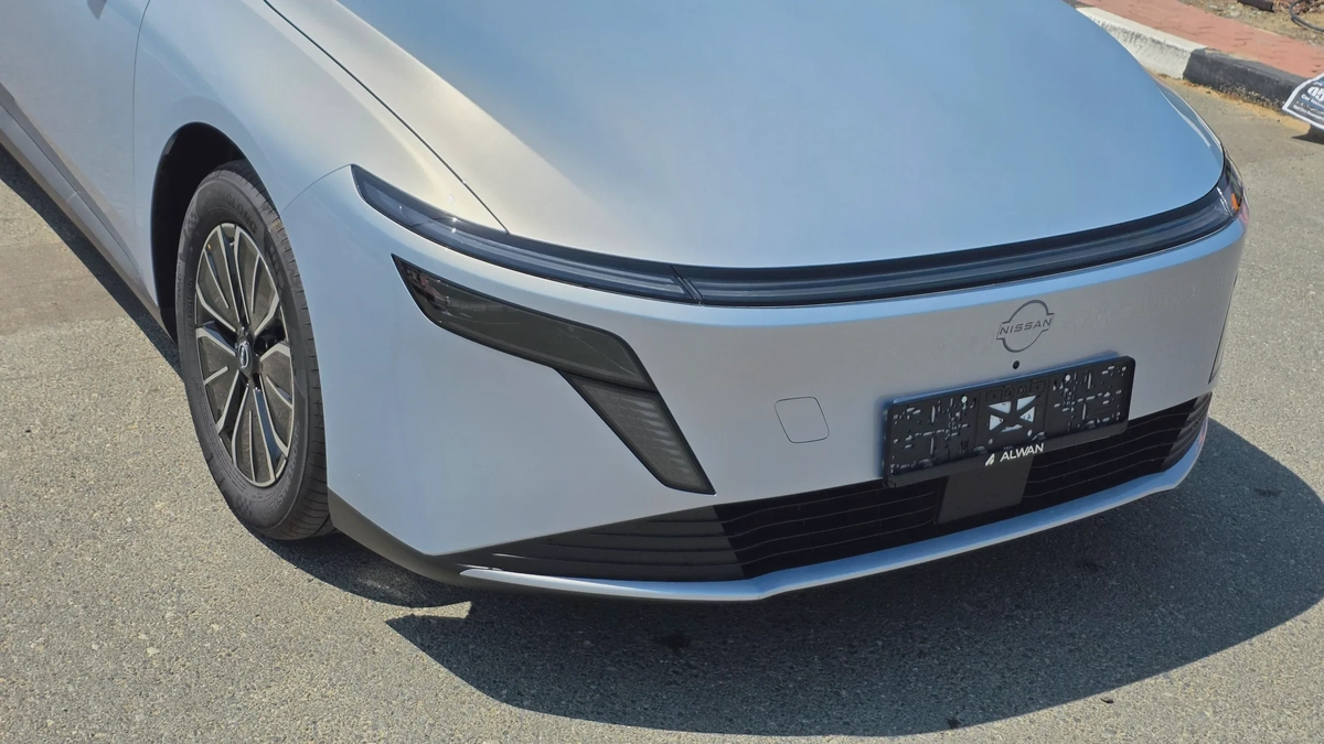 Nissan N6 180 Max (Silver White)-1-1