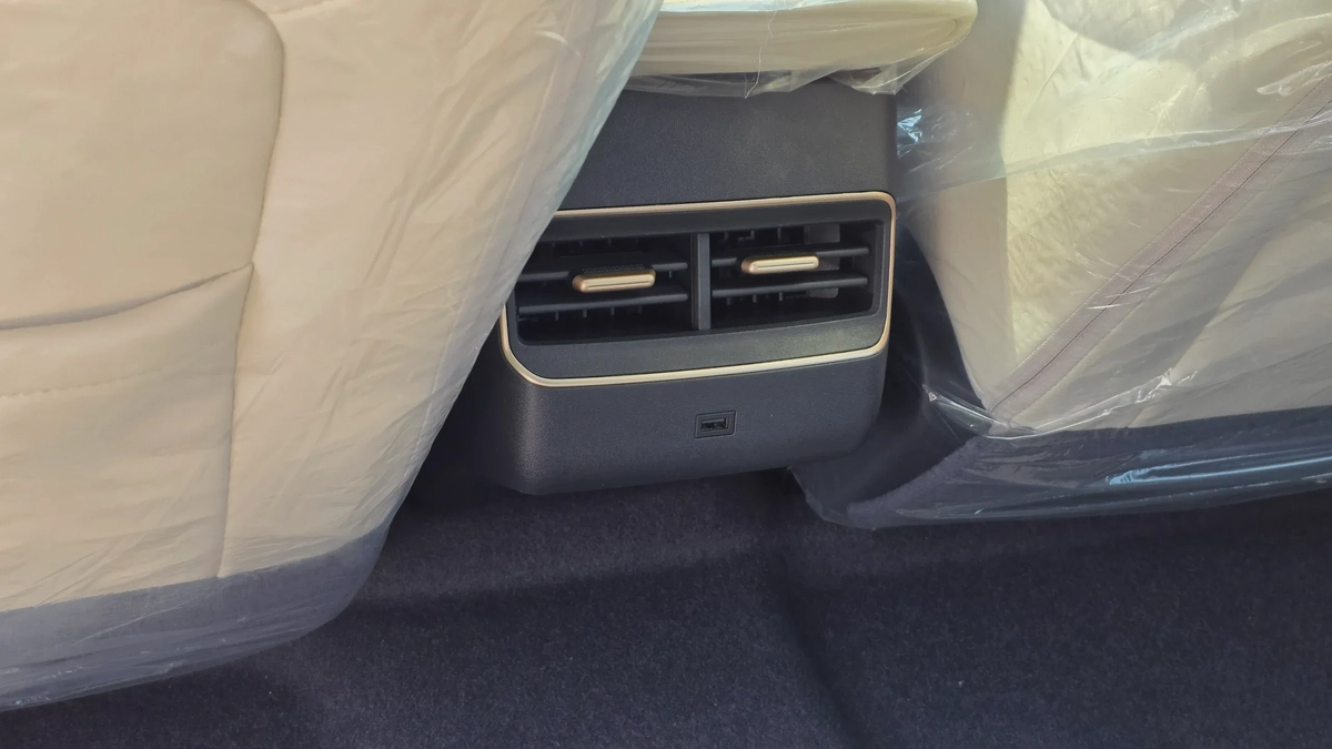 Nissan N6 180 Max (Silver White)-16-16